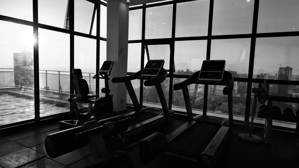 salle de fitness noir et blanc